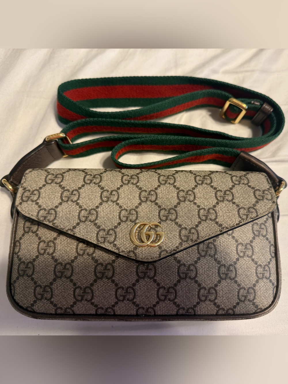 Gucci GG Supreme Canvas Crossbody in Beige with Green/Red Web Strap